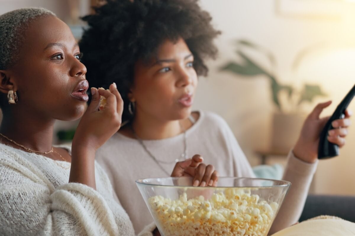 O Dia do Cinema Brasileiro preserva a memória cultural do país por meio da arte cinematográfica (Imagem: PeopleImages.com | Shutterstock)