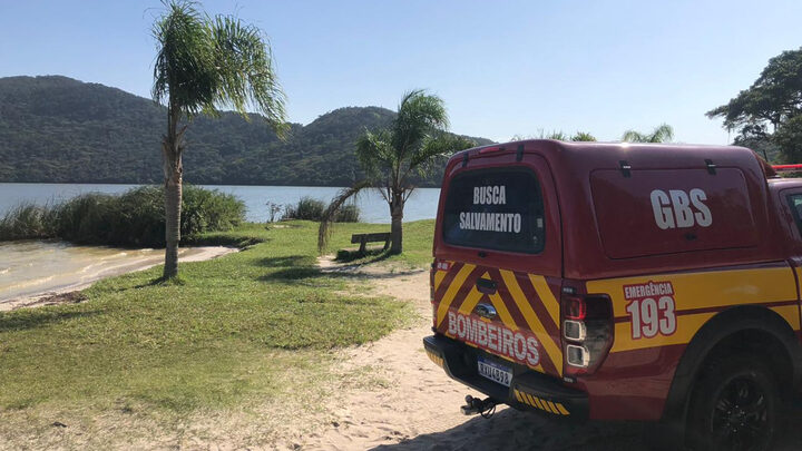 Barco com quatro pessoas naufraga na Lagoa do Peri e mobiliza resgate em Florianópolis