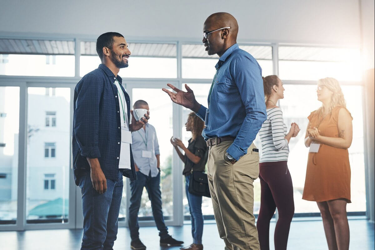 Networking é uma das bases para construir uma carreira e um negócio bem-sucedido (Imagem: PeopleImages.com - Yuri A | Shutterstock)