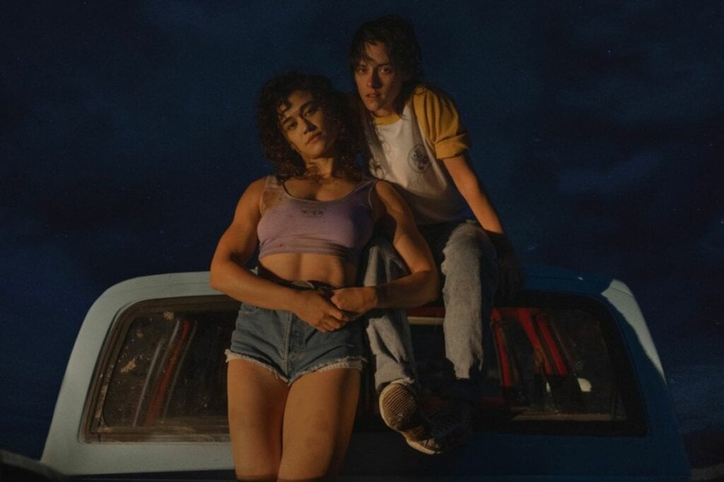 “Love Lies Bleeding – O Amor Sangra” conta a história de um romance entre duas mulheres, cercado por vingança e desejo (Imagem; Reprodução digital | A24)