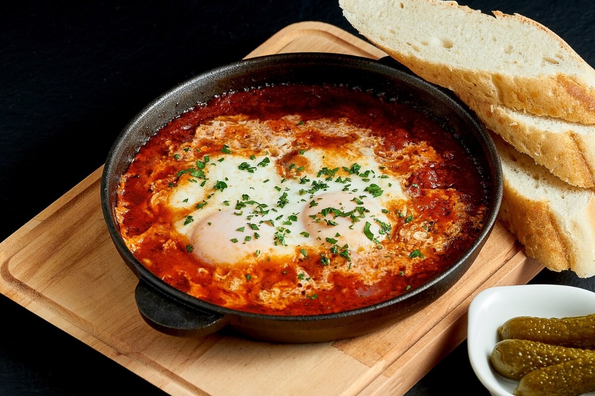 Ovo pochê com molho de tomate (Imagem: ismishko | Shutterstock)