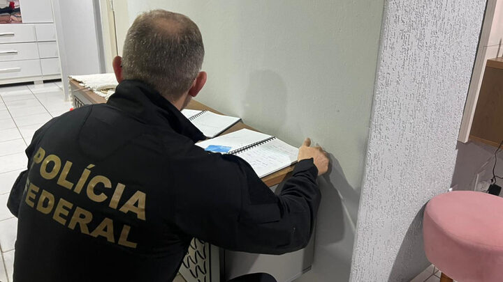 PF prende mulher por estelionato contra clientes da Caixa Econômica Federal em Palhoça