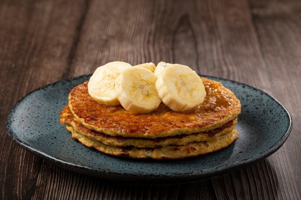 Panqueca proteica com banana e canela (Imagem: WS-Studio | Shutterstock)