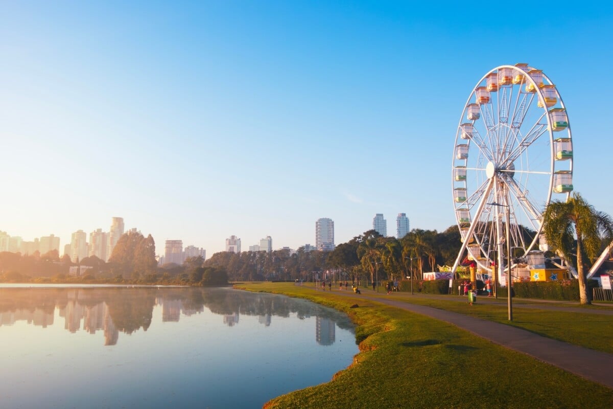 A capital do Paraná, Curitiba, repleta de parques e avenidas arborizadas, é moderna e acolhedora (Imagem: Black Layer Creative | Shutterstock)