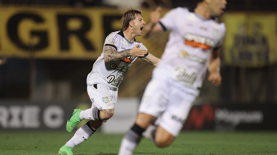 Guilherme Pato fez um golaço no final do primeiro tempo, no que seria a virada do Figueirense sobre o São Bernardo (Foto: Beno Kuster, divulgação, Figueirense)