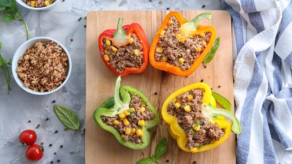 Pimentões recheados com quinoa (Imagem: Africa Studio | Shutterstock)