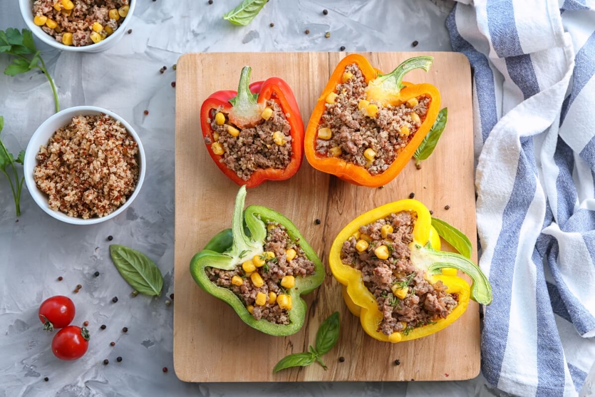 Pimentões recheados com quinoa (Imagem: Africa Studio | Shutterstock)