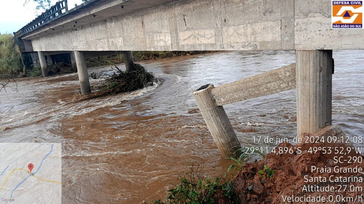 Fortes chuvas quase levam pilar de ponte e estrutura é interditada no Sul de SC