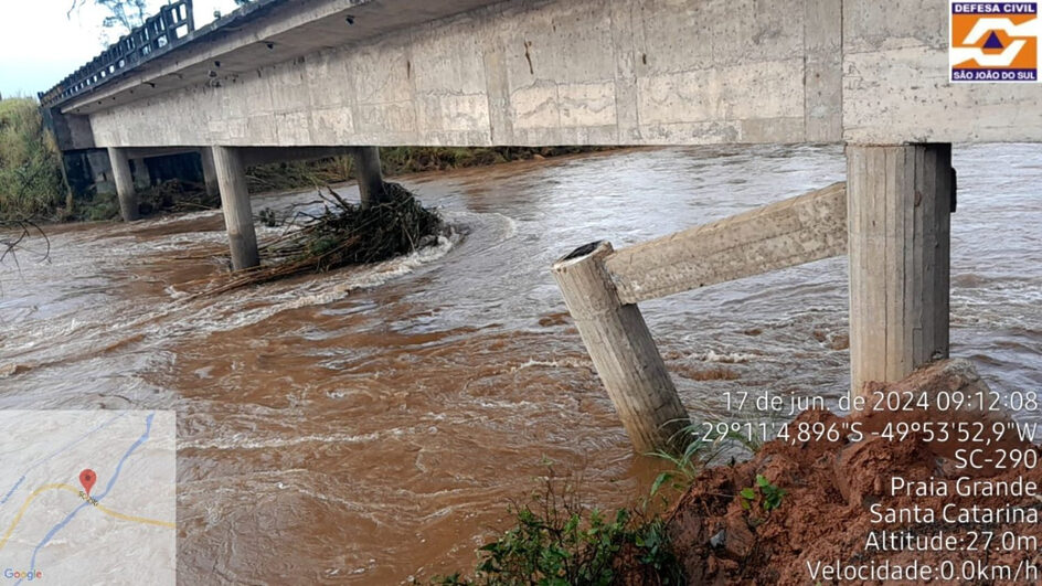 Fortes chuvas quase levam pilar de ponte e estrutura é interditada no Sul de SC