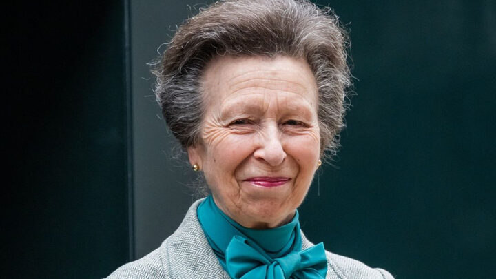 Princesa Anne, irmã do Rei Charles, é internada após acidente com cavalo