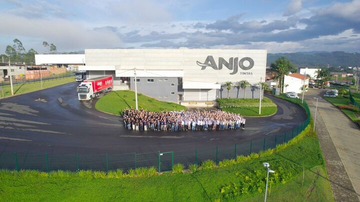 Anjo Tintas tem origem em Santa Catarina e se tornou uma das maiores fabricantes de tintas do país.