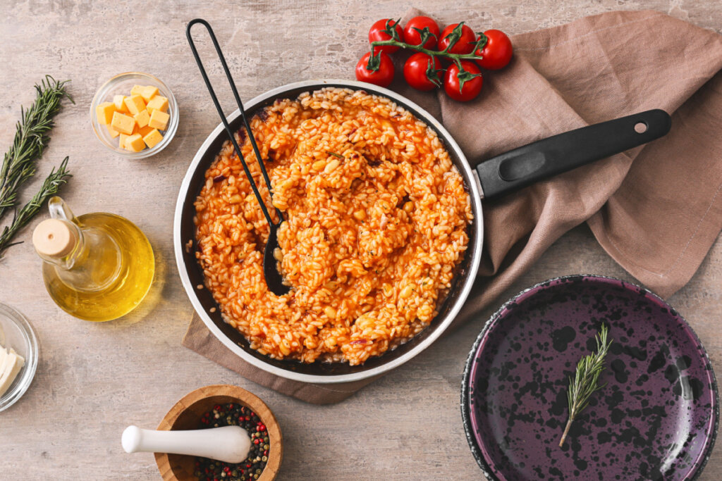 Risoto de tomate (Imagem: Pixel-Shot | Shutterstock)