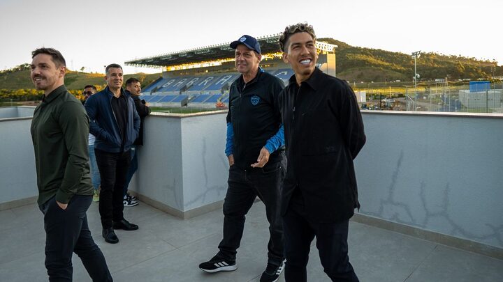 Roberto Firmino visita CT do Barra (Foto: Barra, Divulgação)
