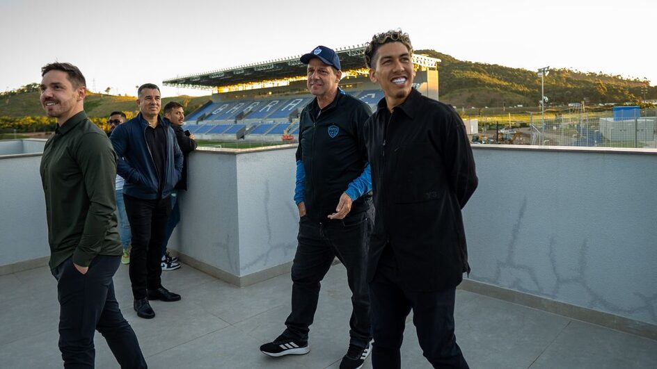 Roberto Firmino visita CT do Barra (Foto: Barra, Divulgação)