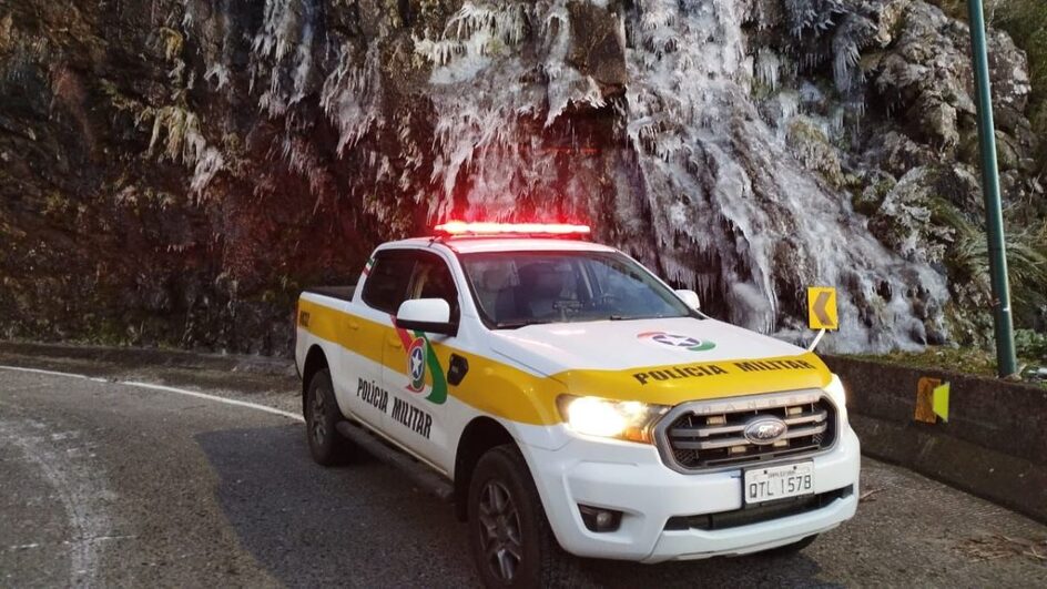 Serra do Rio do Rastro amanhece com pista congelada.