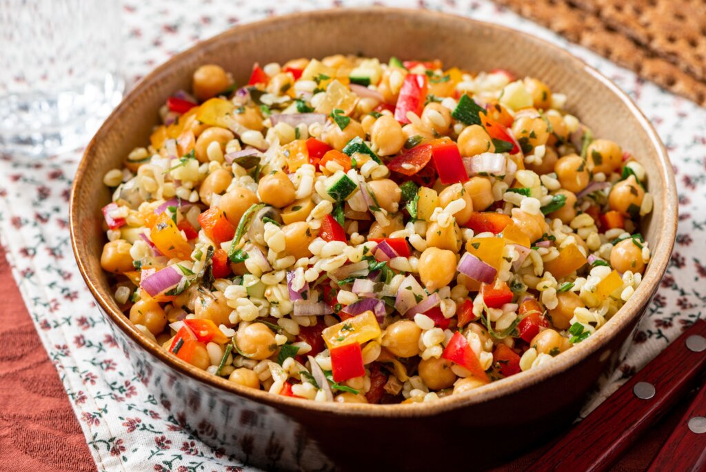 Salada de triguilho com grão-de-bico e vegetais (Imagem: Svetlana Monyakova | Shutterstock)