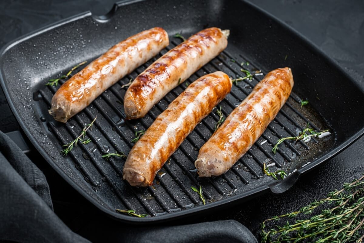 Salsicha (Imagem: Mironov Vladimir | Shutterstock)