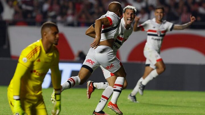 Lucas comemora gol contra Cruzeiro (Foto: Rubens Chiri e Paulo Pinto, Saopaulofc.net)