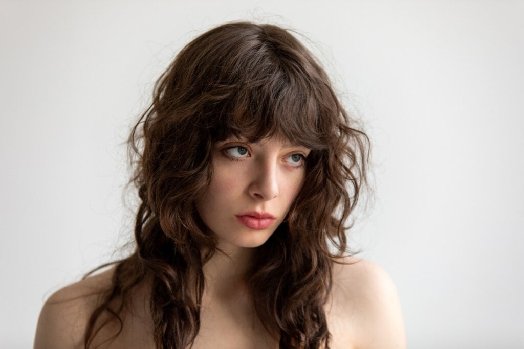 Shaggy hair &eacute; uma &oacute;tima op&ccedil;&atilde;o para cabelos finos, pois adiciona volume (Imagem: Freeman Studio | Shutterstock)