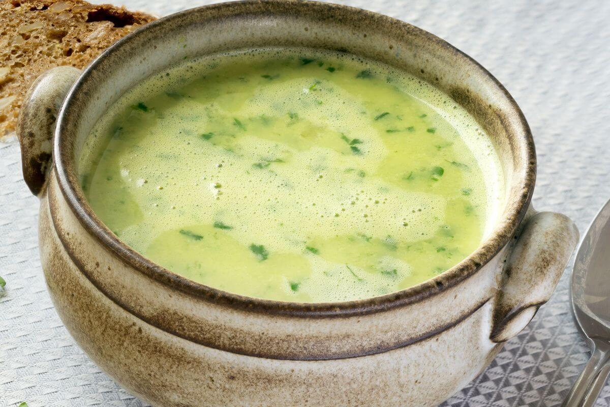 Sopa de ervilha com hortelã (Imagem: Maren Winter | Shutterstock)
