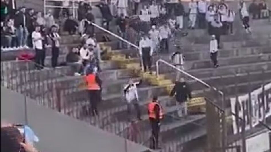 Torcedor faz gestos ironizando a enchente no RS durante Caxias x Figueirense na Série C (Foto: @fute_rs, X, Reprodução)