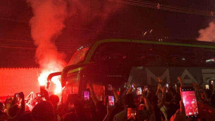 Torcedores do Internacional na chegada da delegação (Foto: Bruno Atanazio, ge)