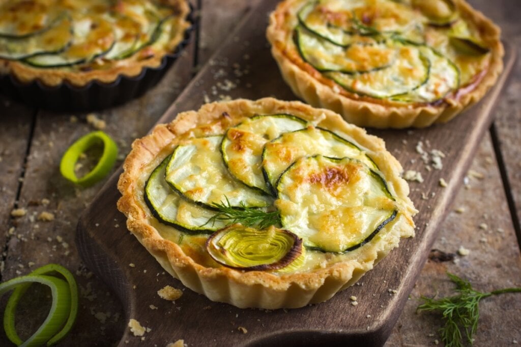 Torta com abobrinha e alho-poró (Imagem: Anna Shepulova | Shutterstock)