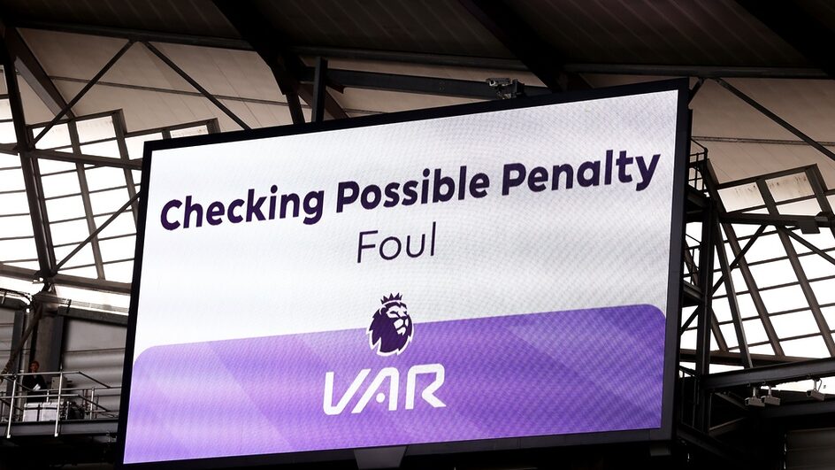 Premier League votou e aprovou a continuidade do VAR para as próximas edições (Foto: divulgação, Premier League)
