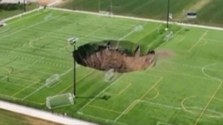VÍDEO Cratera gigante engole campo de futebol nos EUA