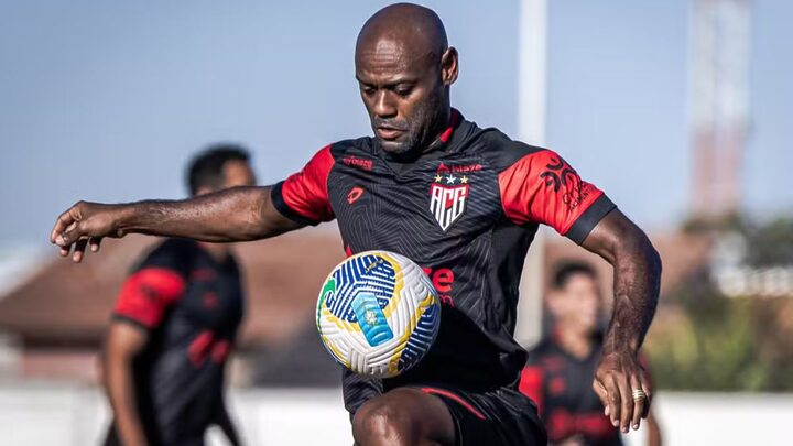 Vagner Love no Atlético-GO (Foto: Ingryd Oliveira, ACG)