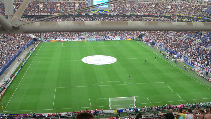 Veltins-Arena, na Alemanha, será palco de Espanha x Itália (Foto: Reprodução, Wikipedia Commons)