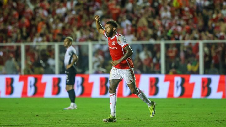 Wesley marca o gol da vitória do Internacional (Foto: SCInternacional, X, Reprodução)