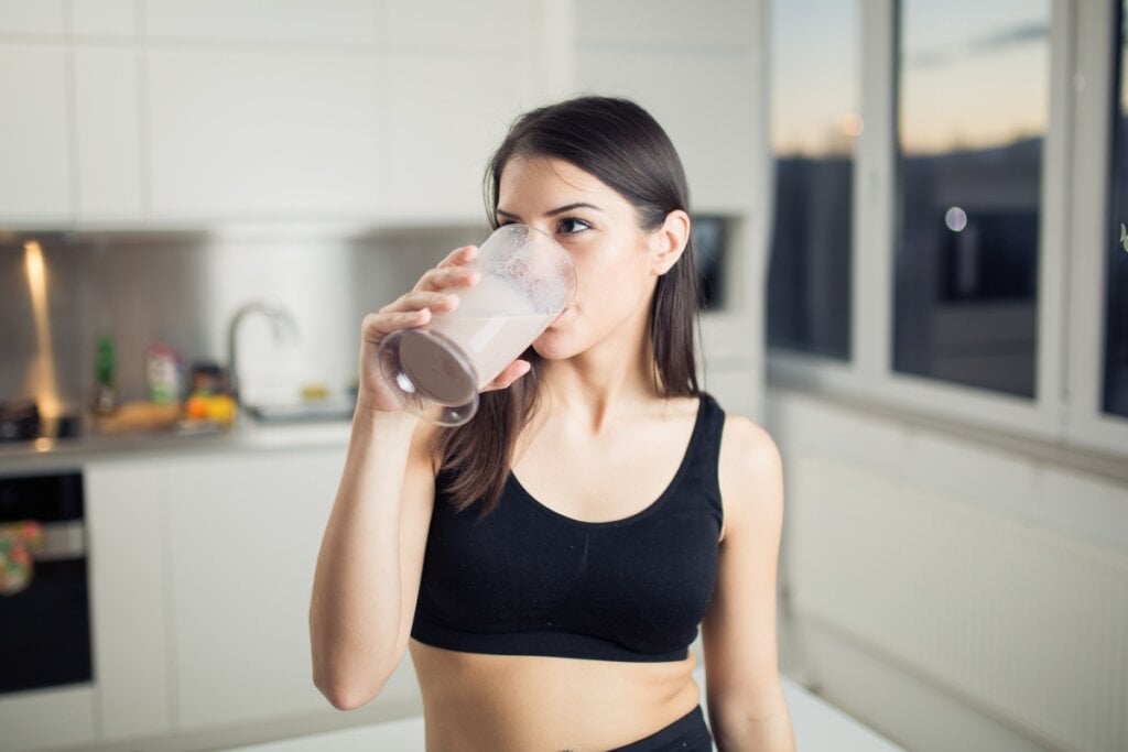 Suplementos alimentares, como whey protein, pode ajudar no emagrecimento (Imagem: eldar nurkovic | Shutterstock)