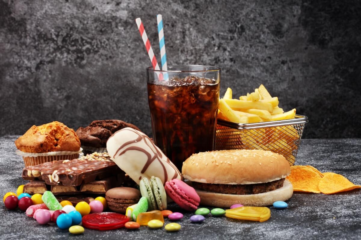 Evitar alimentos ricos em açúcar faz uma diferença significativa nos resultados da musculação (Imagem: beats1 | Shutterstock)