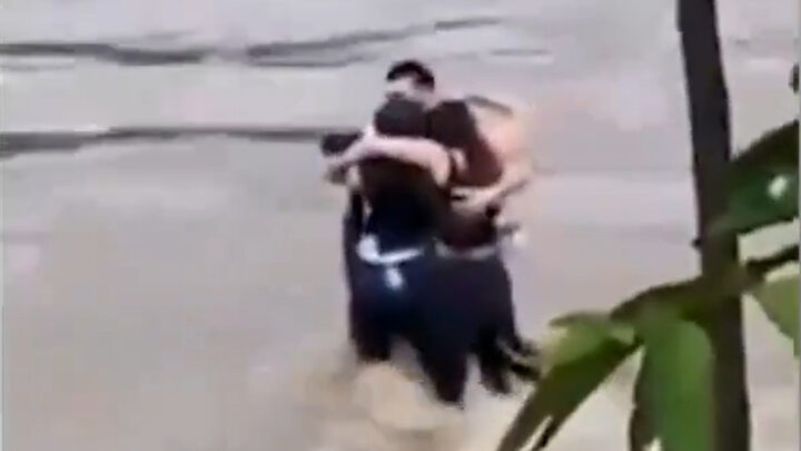 amigos se abraçam na enchente