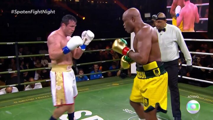 Anderson Silva e Chael Sonnen em luta de boxe