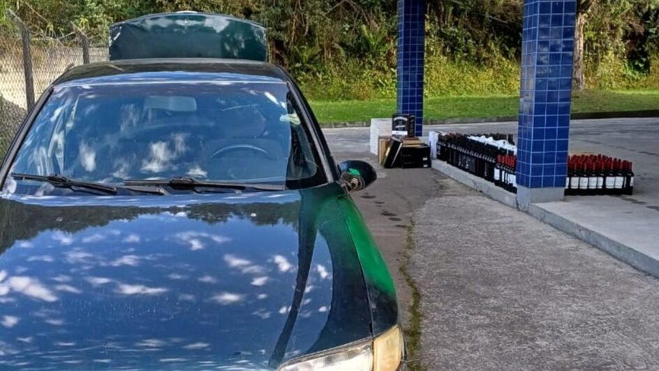 Garrafas estavam escondidas no porta-malas do veículo (Foto: PRF, Divulgação)