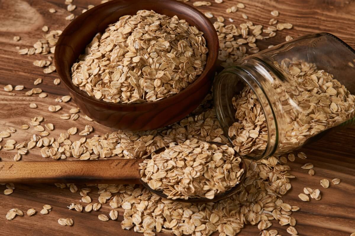 A aveia, reconhecida como um superalimento, oferece uma gama de benefícios à saúde (Imagem: Gecko Studio | Shutterstock)