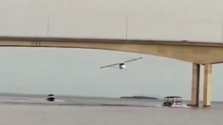 avião passando em baixo da ponte