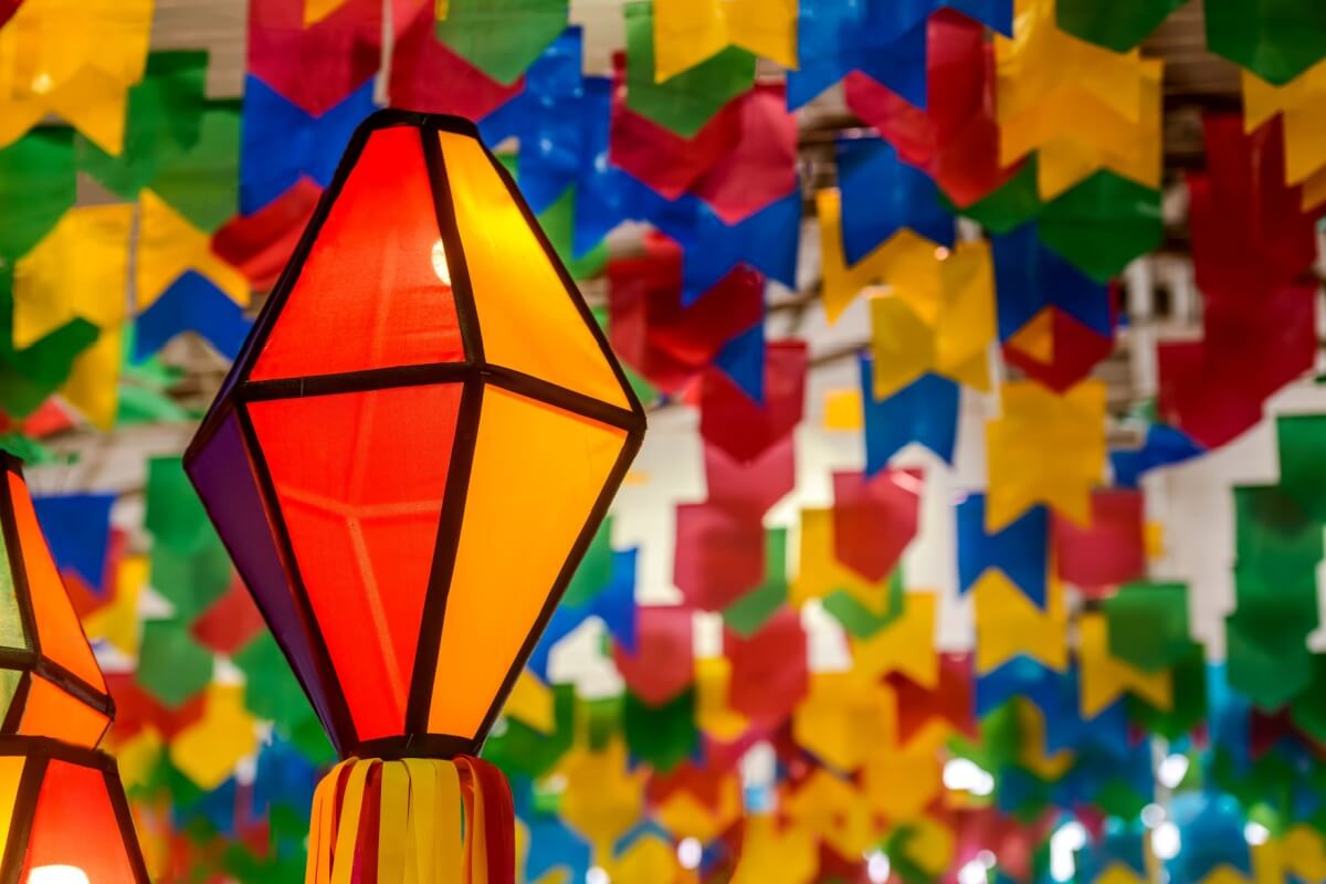 Decorar a casa com o tema junino é divertido e traz alegria (Imagem: Cacio Murilo | Shutterstock)
