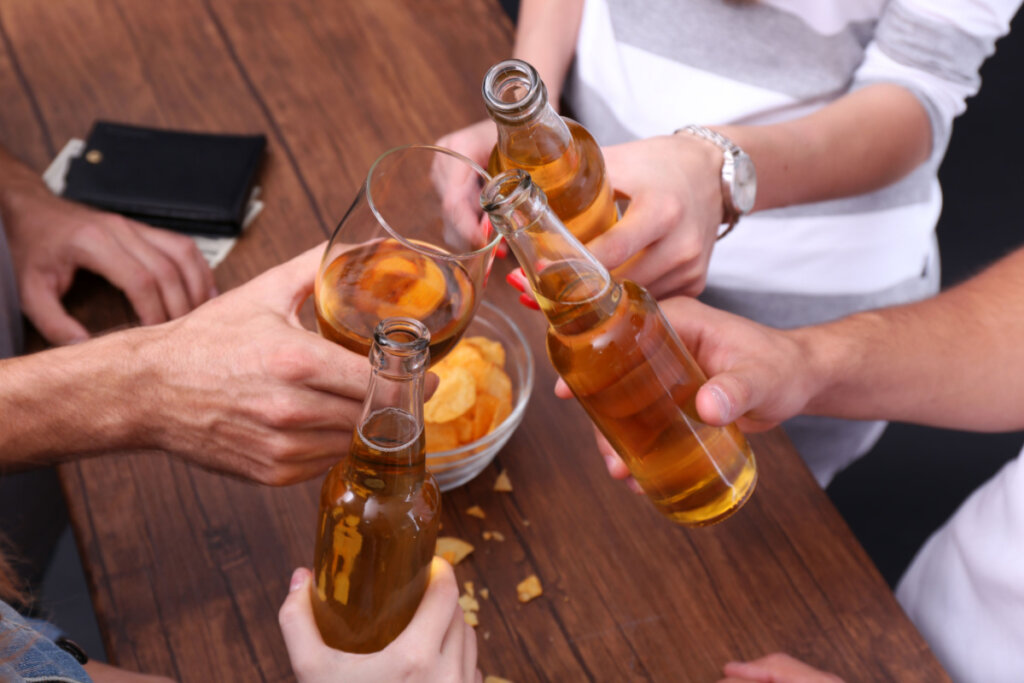 Qualquer bebida que contenha álcool impacta o processo de emagrecimento (Imagem: ESB Professional | Shutterstock)