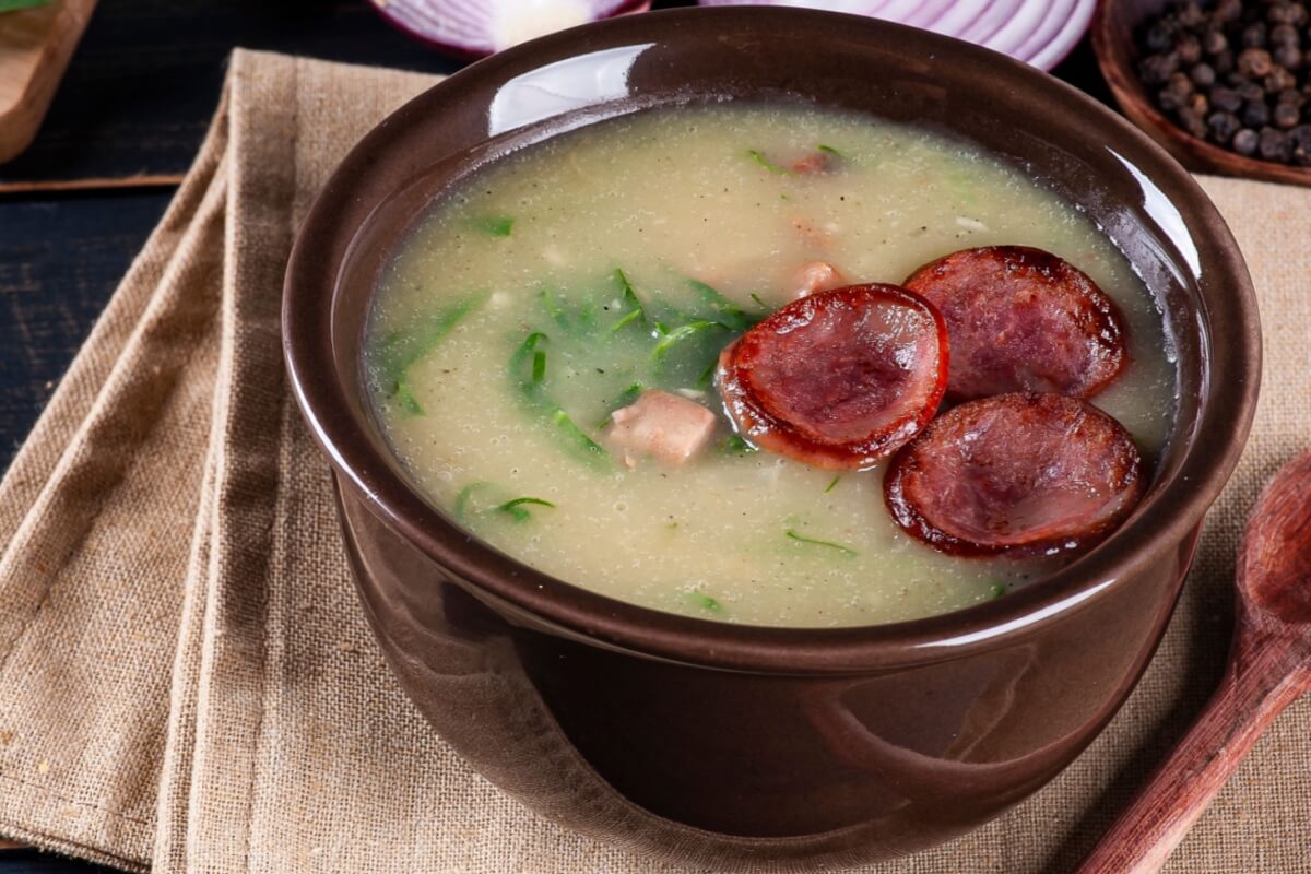 Caldo verde com calabresa (Imagem: flanoivais | Shutterstock)