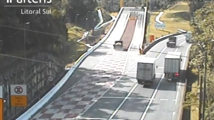 VÍDEO: Caminhão com toneladas de ferro perde controle e usa área de escape na BR-376