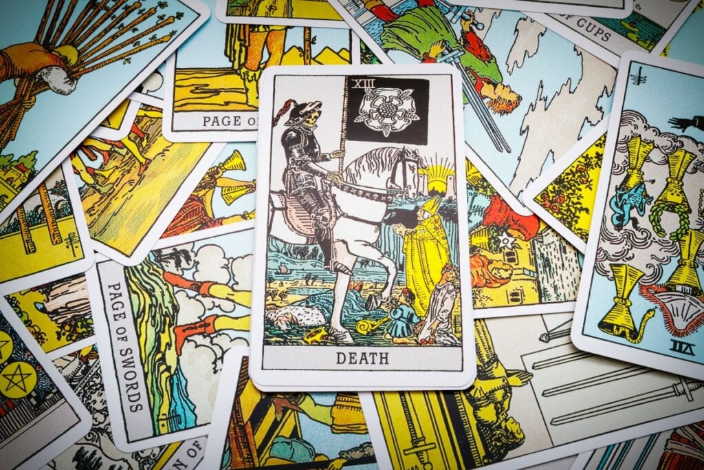 A carta da morte fala sobre o encerramento de ciclos (Imagem: volkovslava | Shutterstock)