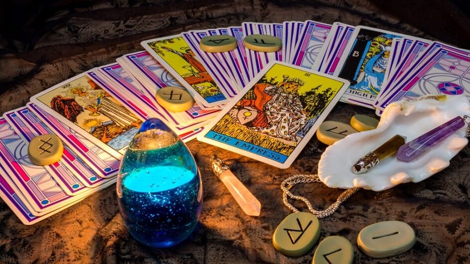 O tarot é uma prática que ajuda no autoconhecimento (Imagem: LunarVogel | Shutterstock)
