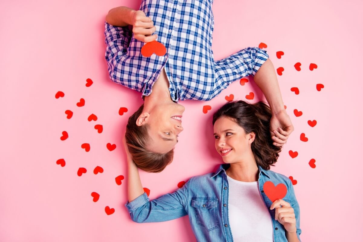 No início de uma relação, a pessoa que expressa os sentimentos é vista como "emocionada" (Imagem: Roman Samborskyi | Shutterstock)