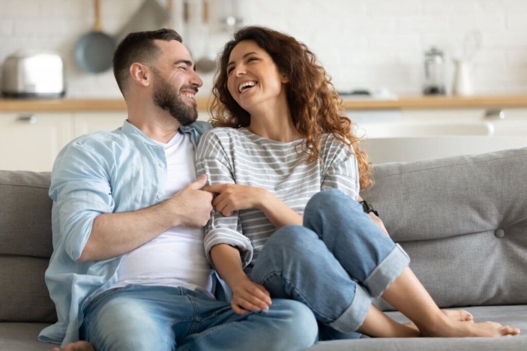 Para quebrar a monotonia no relacionamento, é importante experimentar coisas novas (Imagem: fizkes | Shutterstock)