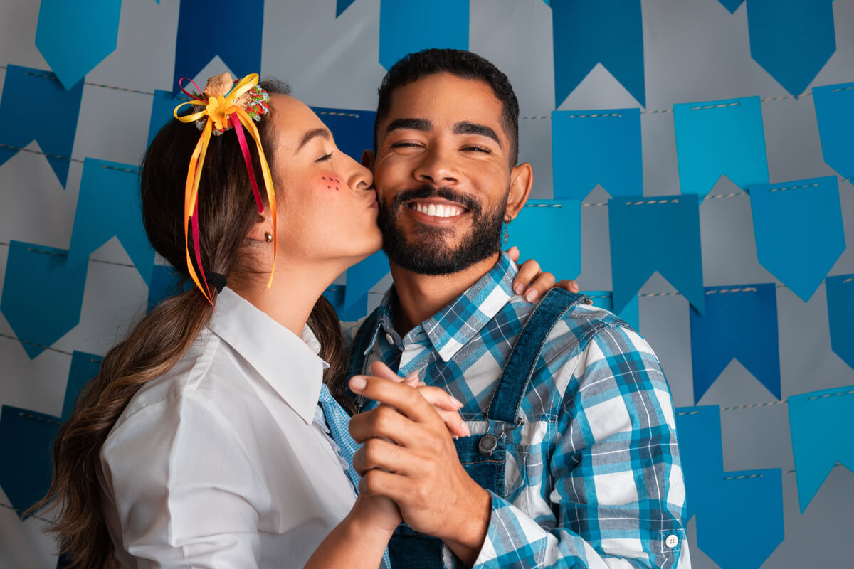Simpatias podem ajudar a trazer o amor durante o mês junino (Imagem: Vergani Fotografia | Shutterstock)
