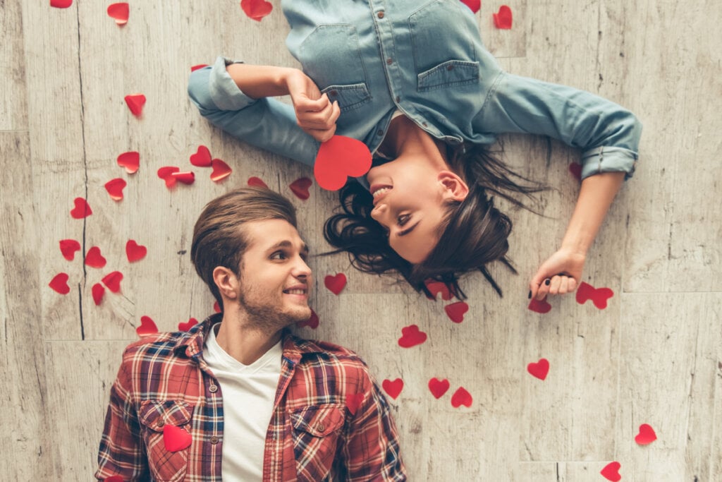 Simpatia pode ajudar a descobrir a letra inicial do seu amor (Imagem: GeorgeRudy | Shutterstock)