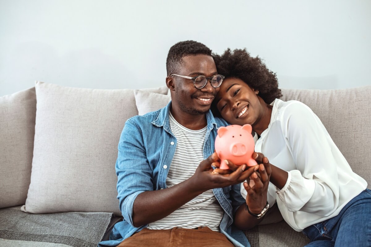 Criar um planejamento financeiro ajuda a realizar os planos do casal com segurança (Imagem: Dragana Gordic | Shutterstock)